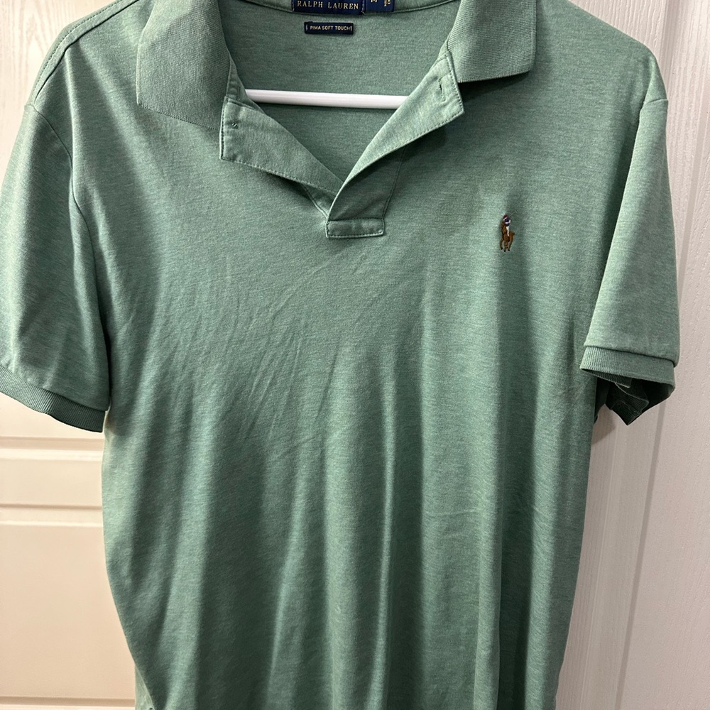 Polo Pima soft touch polo shirt size M on green